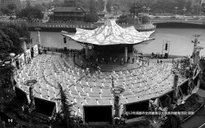 ���ճɶ��������Ĺ㳡6000�˹���̫��