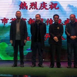 �����׽������´�ͳ��������ʢ��Ļ  300����ȭ�ѹ���ʢ��