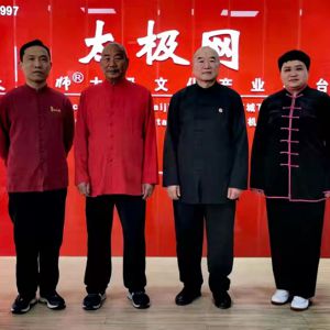 ̫����ʦ�³��塰̫�������С����վ�ڱ�������