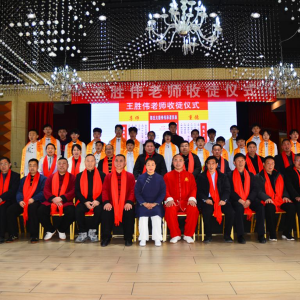 ʦ�������� ̫���д��С�����ԫ̫������ѧУУ����ʤΰ��ͽ��ʽ�ڳ�ԫ����